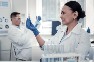 Bir colb fabrikasında çalışan kadın biyolog