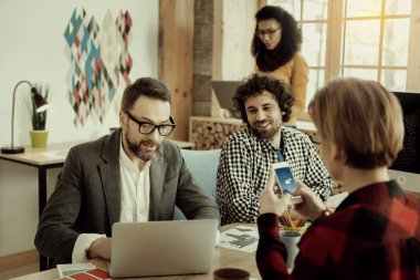 Güzel bir çalışma günü sahip Ofis çalışanları