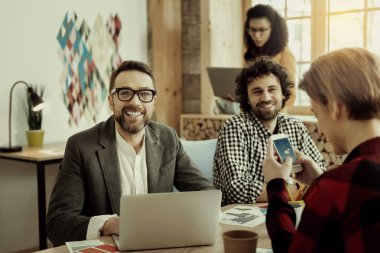 Ofiste günün iyi geçiyor profesyonelleri ekip