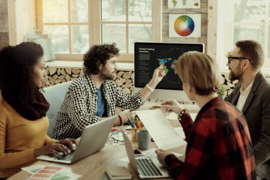 Office projesinde tartışırken takım pazarlama Ticaret