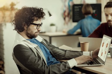 Grafik yapıyorum. Bir grafik üzerinde düşünürken düşünceli arıyorum ticaret pazarlama uzmanı