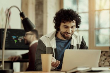 İyi haber alma olumlu gülümseyen ofis çalışanı