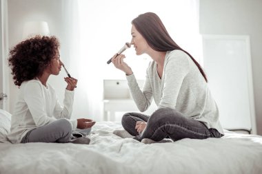 Gülümseyen güzel anne ve kızı birlikte oynama