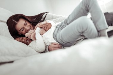 Yüksek ruhlu anne ve kızı birlikte evde oynamak
