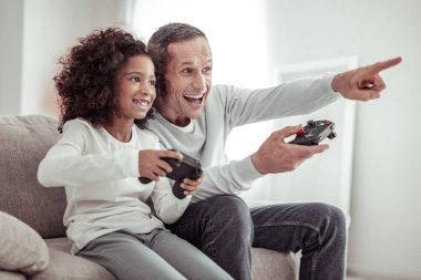 Heyecanlı neşeli kızı ve babası birlikte evde oynamak