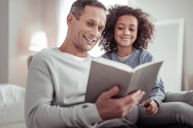 Mutlu güzel kız babası ile birlikte bir hikaye okuma
