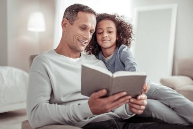 Neşeli yüksek ruhlu kız babasına dinleme