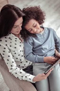 Birlikte bir çizgi film izlerken çok anne ve sevimli kızı