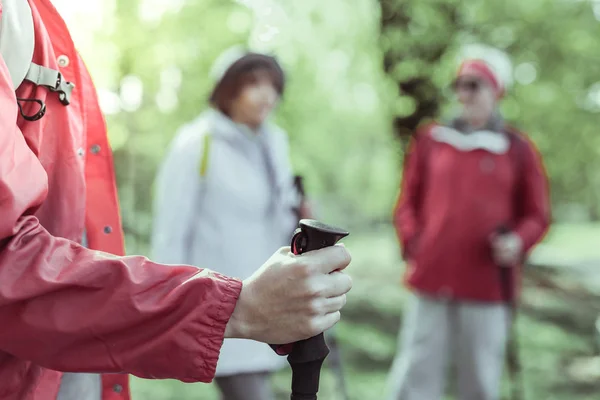 Les gens se sentent à l'aise d'utiliser des bâtons de trekking pendant la randonnée — Photo