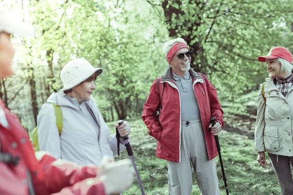 Yaşlı grup insan ormanda yürüyüş