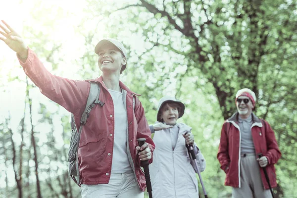 Doğal güzellik ailesine gösterilen kadın