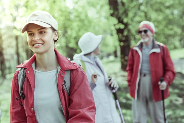 Yürüyüş bir kılavuz olarak hizmet veren genç kadın