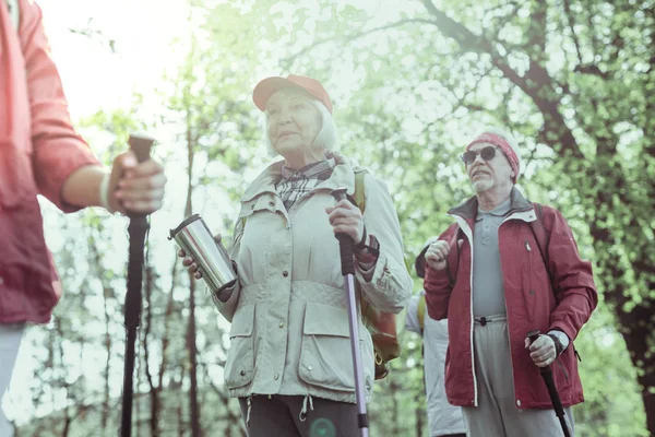 Couple of seniors hiking using the special staff — Stock Photo, Image