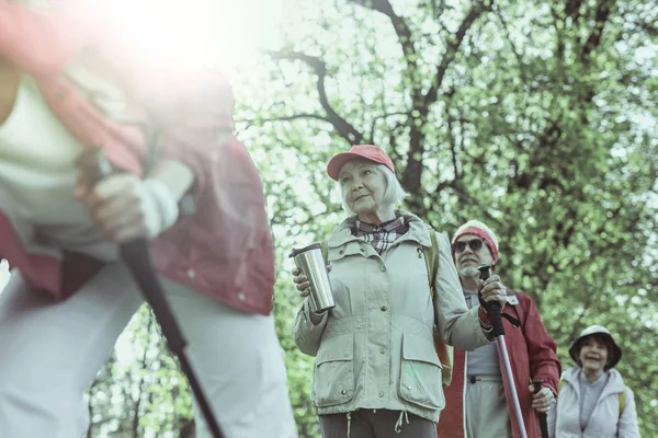 Etkin emekliler yakın orman'da saat yürüyüş harcama