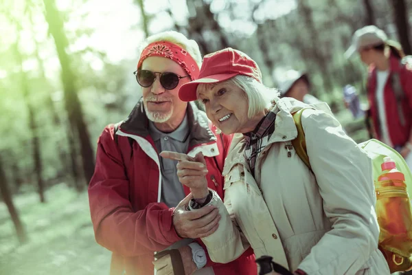 Couple os seniors noticing animals in the forest — Stock Photo, Image