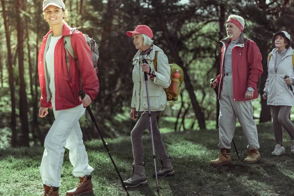 Touristes âgés faisant une randonnée d'une journée dans le parc naturel — Photo