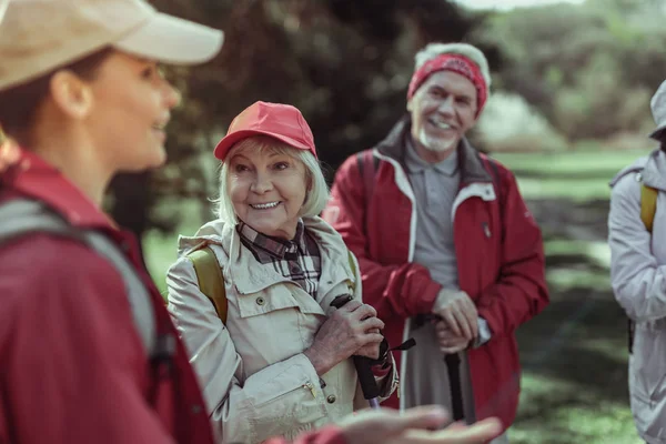 Yürüyüş sırasında dinlenme neşeli kadın kıdemli