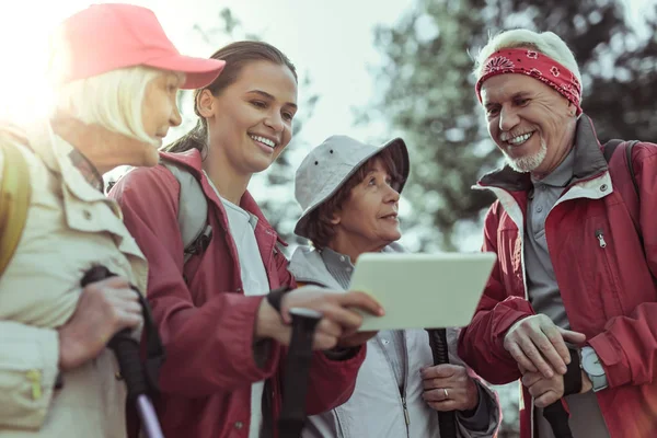 Group of tourists sharing their impressions using a tablet — Stock Photo, Image