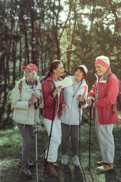 Group of tourists using a tablet while hiking — Stock Photo, Image