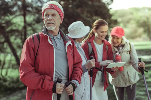 Senior serves as a guide for a group of amateur tourists — Stock Photo, Image