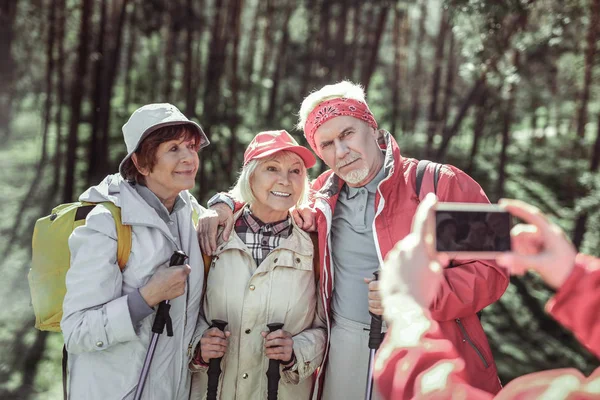 Société sportive faisant du selfie dans un parc écologique — Photo