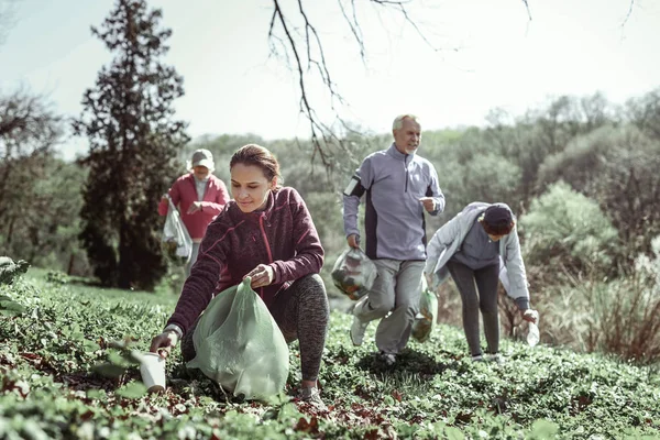 Παλιά οι άνθρωποι και το δάσκαλό τους, βοηθώντας τον πλανήτη μας — Φωτογραφία Αρχείου