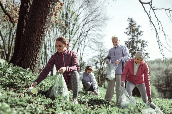 Stora ojämn-ålder familj funderar föroreningsproblem — Stockfoto