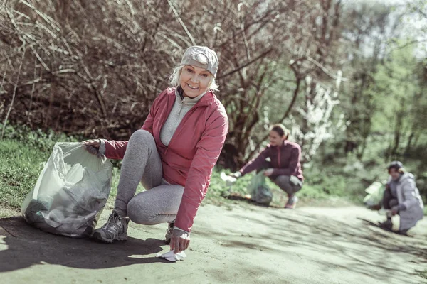 Lindas meninas alegres território de limpeza perto do escritório — Fotografia de Stock