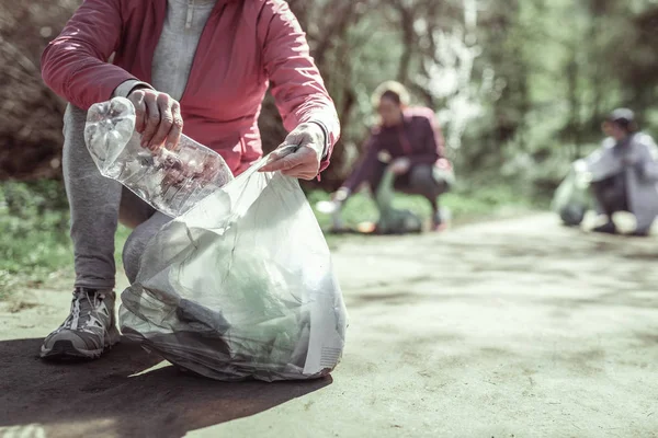 プラスチック製のボトルを取る現代のスポーツ靴の女 — ストック写真