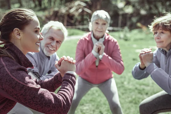 Ojämn-åldern trevlig dam förbereder för svårt gymnastiska — Stockfoto