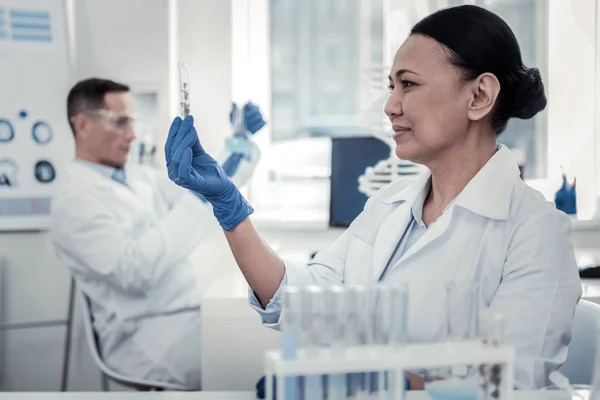 Bir colb fabrikasında çalışan kadın biyolog — Stok fotoğraf