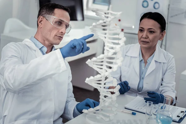 Cientista explicando sua descoberta para seu colega — Fotografia de Stock