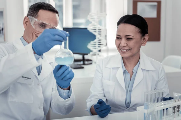 Cientistas estudando o conteúdo da lâmpada — Fotografia de Stock