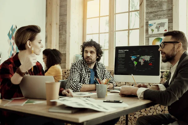 Equipo de marketing comercial teniendo una sesión de lluvia de ideas — Foto de Stock