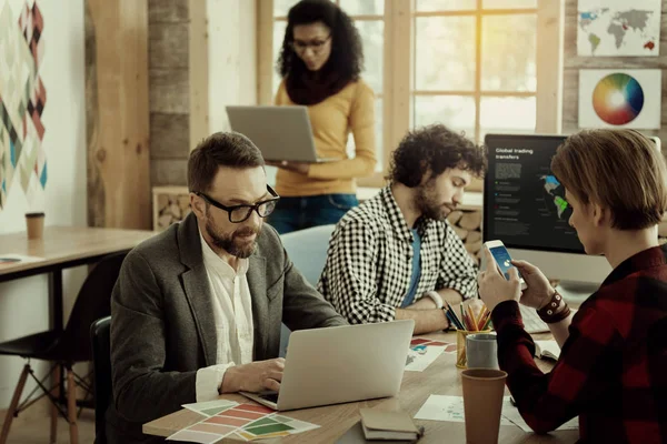 Grupo de empresarios que trabajan en la oficina — Foto de Stock