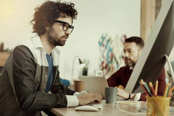 Especialista barbudo caucásico en gafas con aspecto serio — Foto de Stock