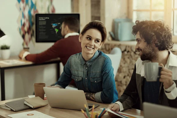 Hombre y una mujer sonriendo amablemente el uno al otro —  Fotos de Stock