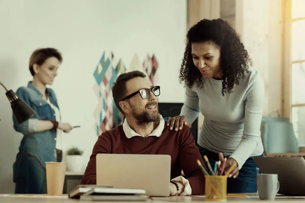 Projectmanager delen zijn denken over het project — Stockfoto