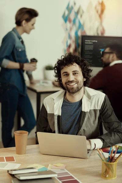 Glimlachend gelukkig knap vrolijke dark-haired kantoormedewerker — Stockfoto