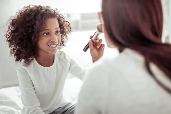 Ler trevlig liten tjej som njuter av en dag med mamma — Stockfoto