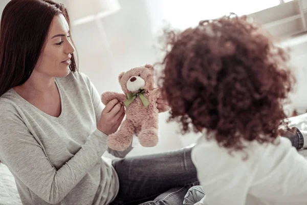 Bella signora che gioca con una figlia a casa — Foto Stock