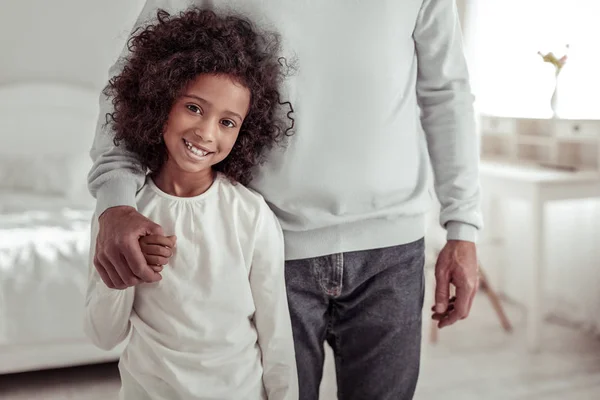 Söt trevlig liten tjej känna sig nöjd och glad — Stockfoto