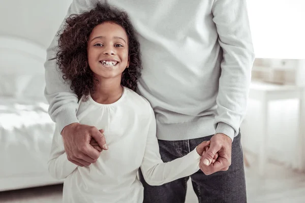 Feliz chica alegre pasar tiempo con el padre —  Fotos de Stock