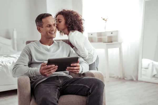 Lächelnder fröhlicher Mann, der einen Tag mit Tochter verbringt — Stockfoto