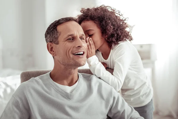 Betrokken gemotiveerd vader een prachtig dagje met een dochter — Stockfoto