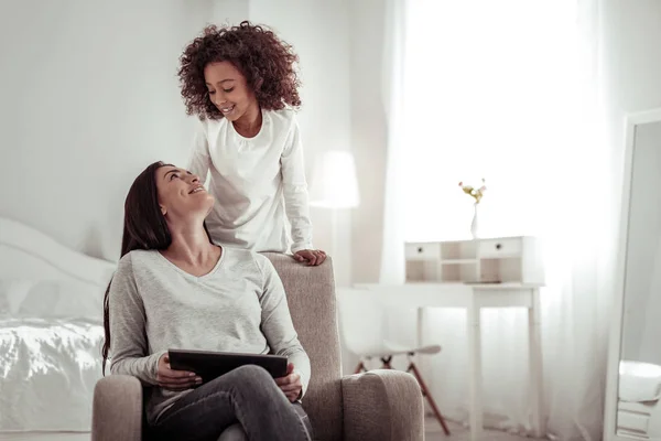 Fin vacker dam spendera stor tid med en dotter — Stockfoto