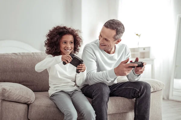 Padre e hija involucrados jugando juegos juntos — Foto de Stock