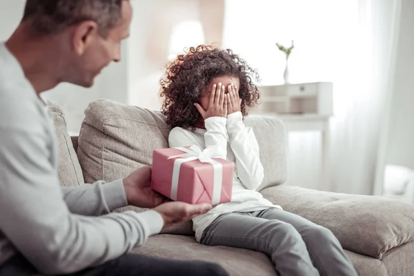 Aufmerksamer aufmerksamer Vater überreicht einer Tochter ein Geschenk — Stockfoto