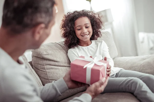 Aufgeregtes nettes Mädchen, das sich glücklich und fröhlich fühlt — Stockfoto