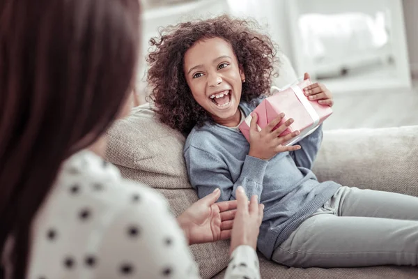 Fröhlich aufgeregtes kleines Mädchen bekommt ein Geschenk — Stockfoto